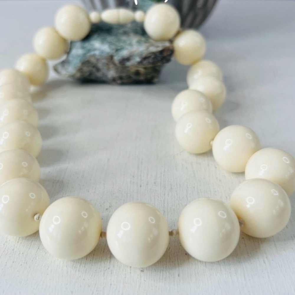 Vintage 1950s Cream Lucite Beaded Necklace